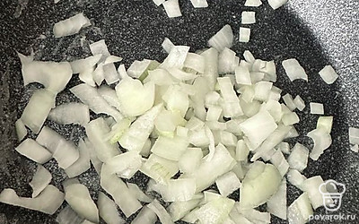 Как рас приготовится, выложить на тарелку. В эту же сковороду порезать лук и пожарить.