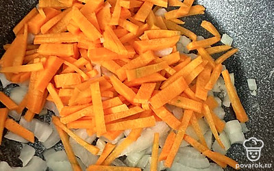 Добавить порезанную морковь.