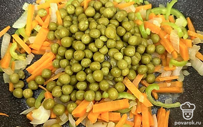 Промыть горошек и так же добавить.