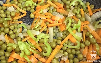 Перемешать и жарить на медленном огне до золотистости.