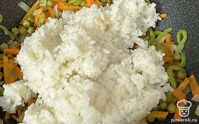 Добавить рис к овощам, перемешать, посолить по вкусу.