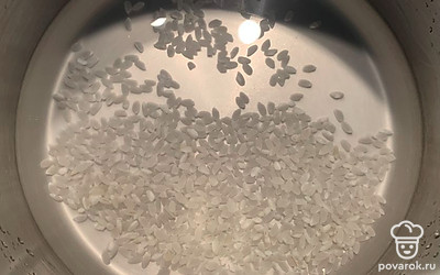 Рис промыть и отправить готовиться.