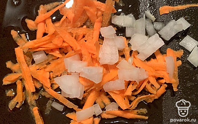 Лук нарезать, морковку натереть на терке. Обжарить на сковородке 5 минут.