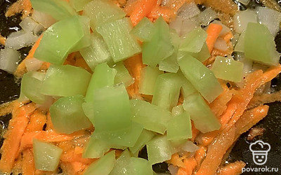 Перец нарезать на кусочки, добавить в сковородку и обжарить 7 минут.