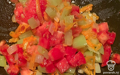 Нарезать помидоры, добавить к овощам. Тушить 10 минут.