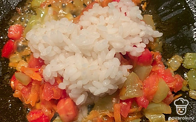 Добавить в сковородку готовый рис.