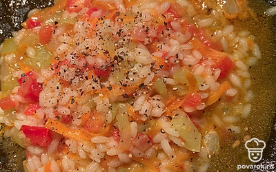 Посыпать специями, посолить и довести до готовности.