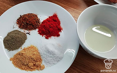 Специи смешать в пиале с двумя ложками растительного масла.