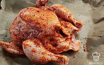 Обмазать курицу смесью приправ. Оставить мариноваться, пока готовится рис.