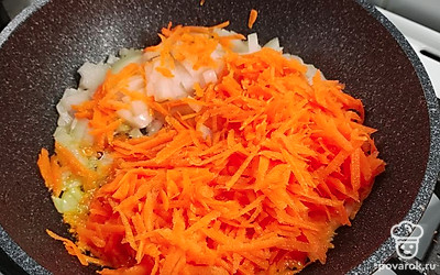 Лук и морковь обжарить на растительном масле до готовности.