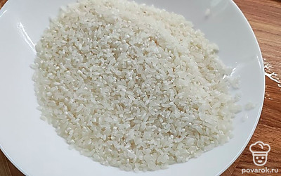 Рис промыть под проточной водой.