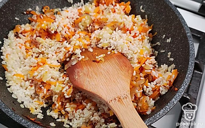 Добавить крупу к овощам.