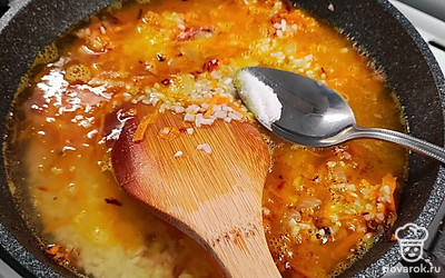 Залить горячей водой: соотношение 1 к 2. Посолить. Отварить рис до готовности.