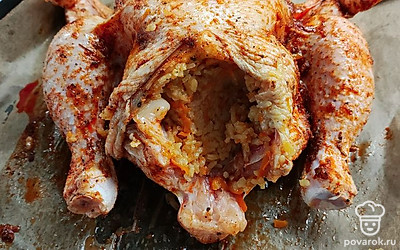 Начинить курицу отварным рисом.