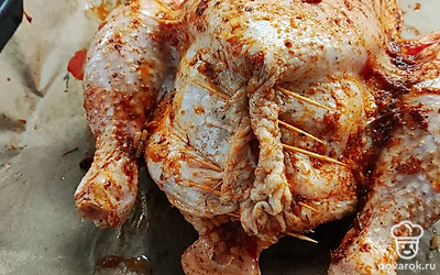 Зубочистками закрепить курицу, чтобы начинка не выпала.