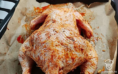 Курицу положить на грудку. Запекать в духовом шкафу до готовности мяса.