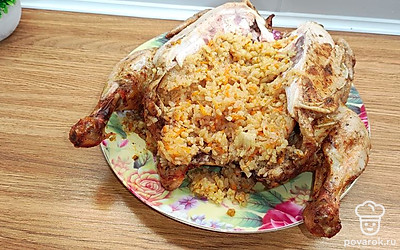 Курицу разрезать кухонными ножницами на порционные кусочки.