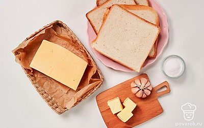 Чеснок очистите, пропустите через пресс или натрите на мелкой терке. Твердый сыр натрите на мелкой терке. Сливочное масло растопите в микроволновке или на водяной бане. Петрушку для подачи промойте, просушите и отделите листья от стебля.