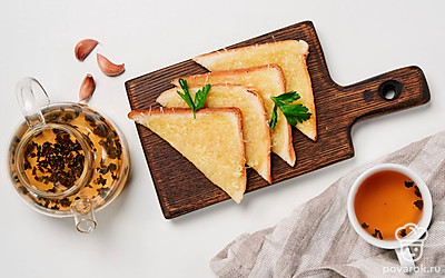 Готовые тосты выложите на сервировочные блюдца, украсьте листьями петрушки.