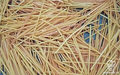 Спагетти поломать и обжарить на сухой сковороде до золотистого цвета.