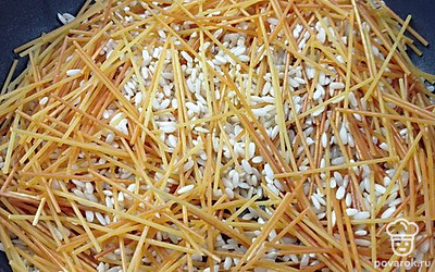 Бурый рис промыть, добавить к спагетти. Залить кипящей водой в соотношении 1:3, добавить соль по вкусу.
Готовить под закрытой крышкой до готовности риса.