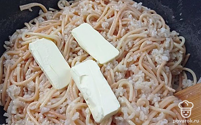 В конце добавить сливочное масло.