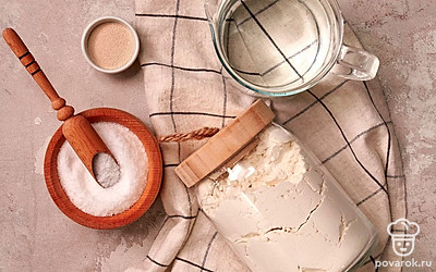 Муку просейте. Воду охладите, чтобы она была очень холодной. Подготовьте один большой противень, один небольшой глубокий противень и льняное полотенце.