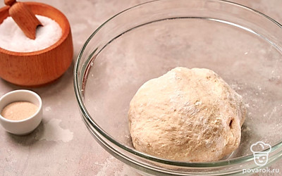 Тщательно замешайте муку и ледяную воду, оставьте на 50 минут настояться. Затем в основу теста добавьте соль и дрожжи. Тщательно вымесите тесто в течение 10 минут руками или при помощи специальной насадки для миксера. Оставьте тесто отдохнуть на 20 минут.