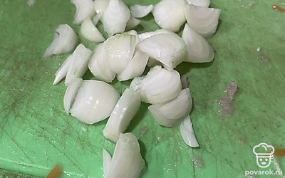 Нарезаем лук и добавляем в сковородку.