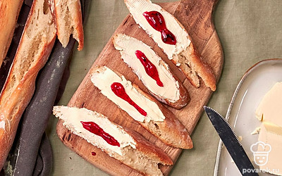 Подавайте багет горячим, нарезав на ломтики и смазав их сливочным маслом.