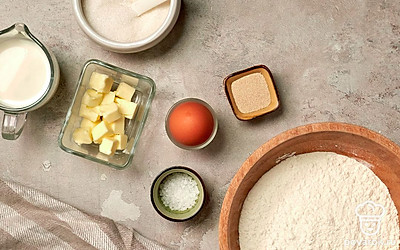 Подготовьте продукты для багета на кислом молоке. Все ингредиенты должны быть комнатной температуры. Сливочное масло растопите. Совет: Сухие дрожжи (11 г) можно заменить свежими (50 г).