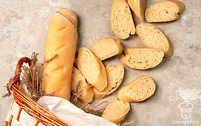 Дайте багетам на кислом молоке остыть, нарежьте на ломтики и подайте к столу.