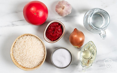 Помойте и почистите лук и чеснок. Помойте помидор. Промойте под проточной водой рис.