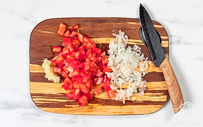 Пропустите через пресс чеснок. Нарежьте помидор и репчатый лук маленькими кубиками.