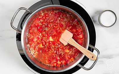 Добавьте в сковороду томатную пасту, соль и воду, а затем хорошо перемешайте все ингредиенты. Доведите блюдо до кипения, уменьшите огонь до минимального. Накройте крышкой и готовьте рис еще 25 минут.