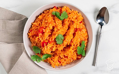 Дайте горячему блюду настояться 10-15 минут под крышкой. Подайте красный рис со свежей кинзой. 