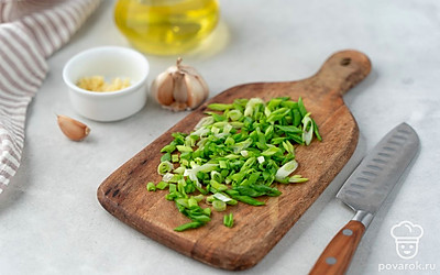 Мелко порубите зеленый лук. Пропустите чеснок через пресс или натрите на мелкой терке.