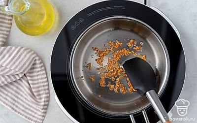 Поставьте сковороду на огонь немного выше среднего, налейте в нее оливковое масло и хорошо разогрейте. Положите в сковороду чеснок, прогрейте его, размешивая, в течение 1-2 минут до легкого бежевого оттенка.