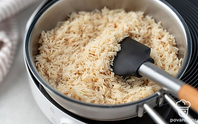 Хорошо перемешайте рис. Уменьшите огонь до самого слабого, готовьте рис, изредка помешивая, около 10 минут, пока вода полностью не впитается в рис и не выпарится.