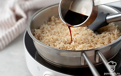 Влейте к рису соевый соус, еще раз как следует размешайте.