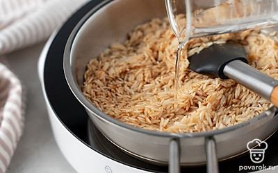 Добавьте в сковороду оставшиеся 0,5 стакана горячей воды, снова перемешайте.