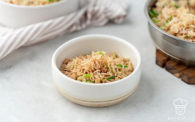 Разложите готовый рис с соевым соусом по порционным тарелкам.