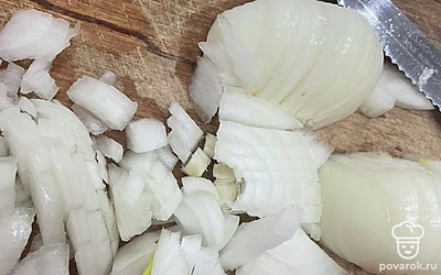 Мелко нарежьте две луковицы.