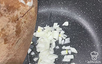 Переложите лук в сковороду и обжарьте на растительном масле до золотистости.