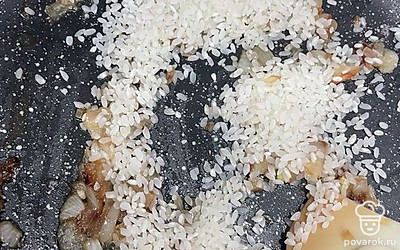 Всыпьте рис и обжарьте все до золотистости риса.