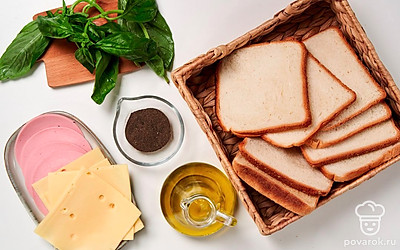 Базилик промойте, просушите, оставьте одну веточку для украшения. Помидоры черри вымойте, просушите бумажными полотенцами, разрежьте пополам. Включите пресс-гриль для разогрева.