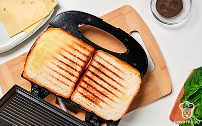 Обжарьте тосты. Накройте каждый ломтик с начинкой еще одним кусочком хлеба. Тосты с двух сторон смажьте оливковым маслом. Обжарьте тосты на пресс-гриле в течение 2 минут.