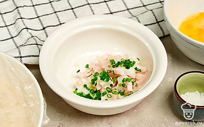 Подготовьте начинку. Смешайте сало, лук, чеснок.