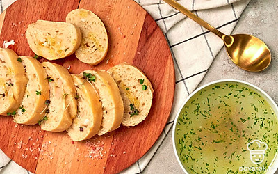 Готовый багет остудите, нарежьте на кусочки. Подавайте как самостоятельное блюдо или как закуску к супам.