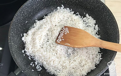 Обжарьте на растительном масле пару минут, до исчезновения лишней влаги. Каждое зернышко должно быть покрыто маслом.